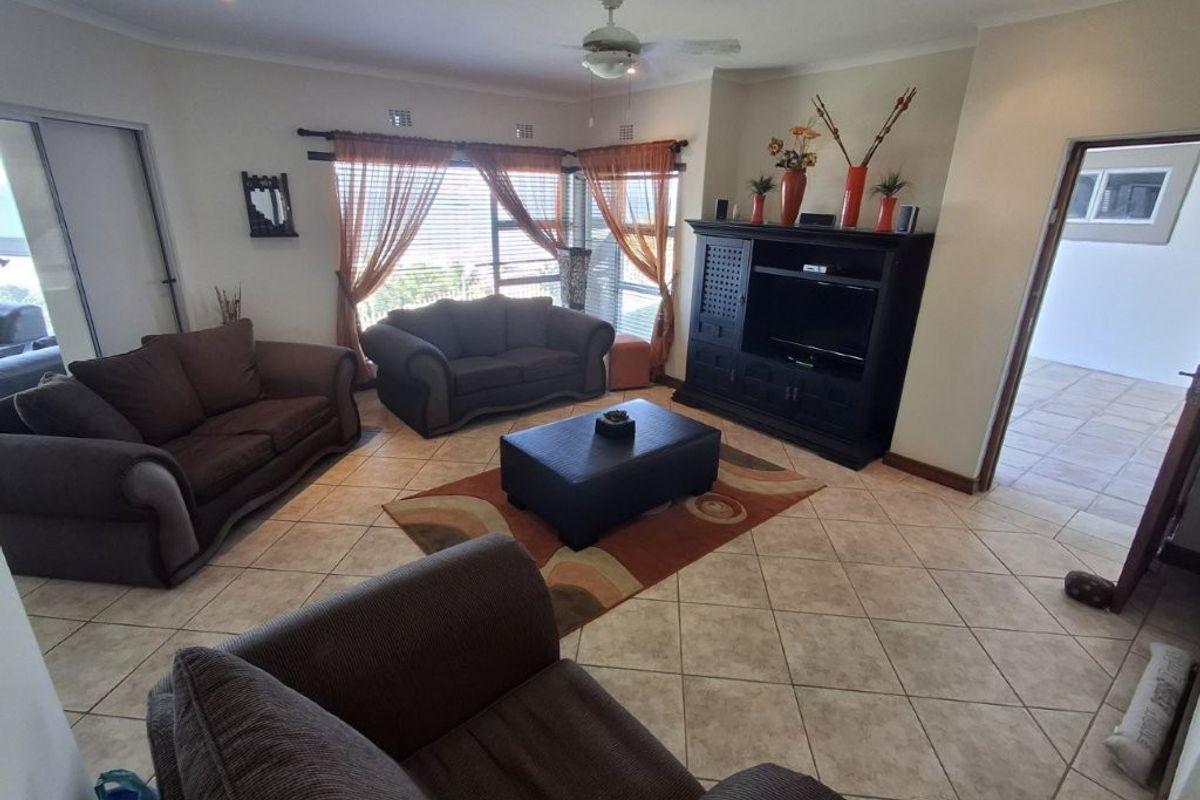 Pristine Ground floor Apartment With Amazing Ocean Vistas !!! - Photo 2