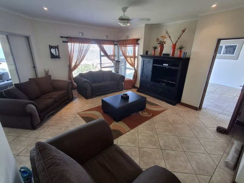 Pristine Ground floor Apartment With Amazing Ocean Vistas !!! - Photo 2