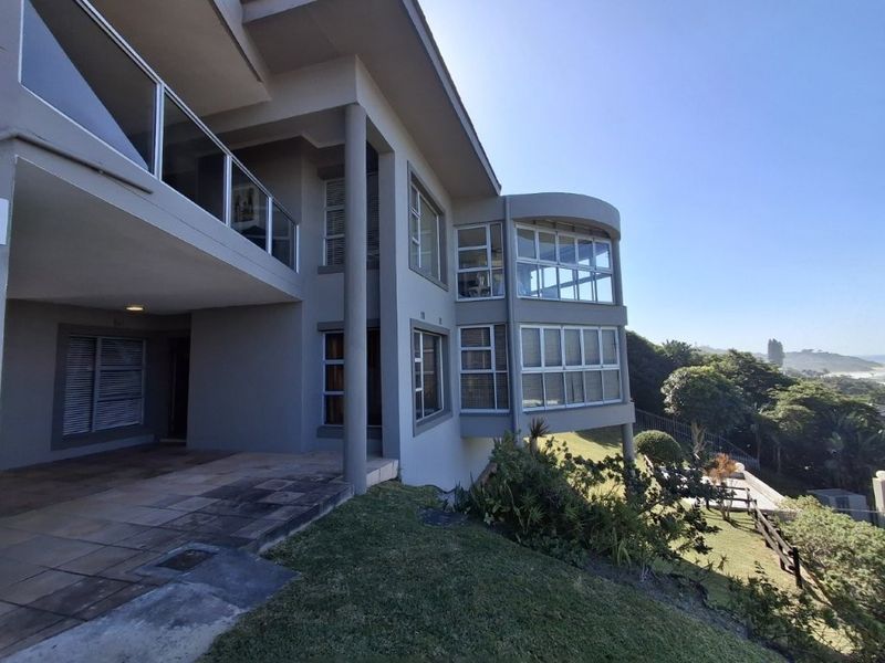 Pristine Ground floor Apartment With Amazing Ocean Vistas !!! - Photo 1
