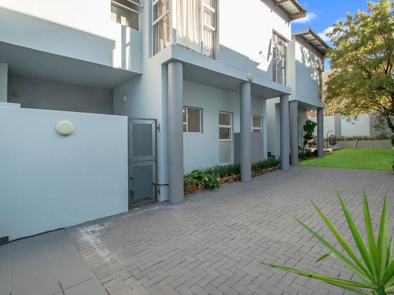 Elegant Double-Storey 4-Bedroom Home with Pool & Garden Oasis – Ferndale - Photo 9