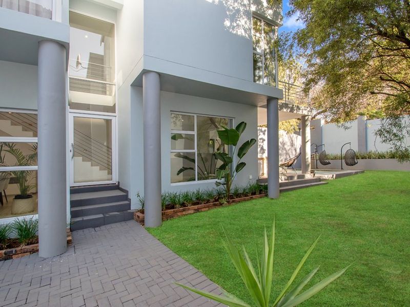 Elegant Double-Storey 4-Bedroom Home with Pool & Garden Oasis – Ferndale - Photo 7