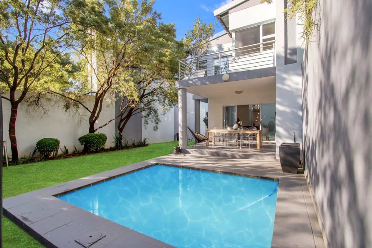 Elegant Double-Storey 4-Bedroom Home with Pool & Garden Oasis – Ferndale - Photo 2