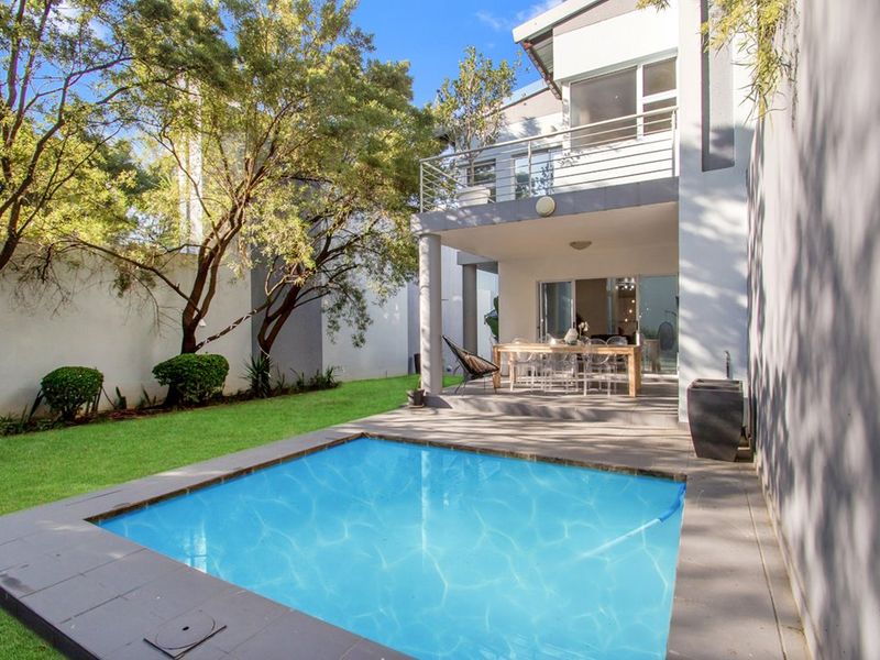 Elegant Double-Storey 4-Bedroom Home with Pool & Garden Oasis – Ferndale - Photo 2