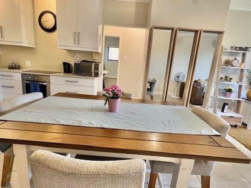 Modern Ground Floor Apartment – Semi-Furnished & Steps from the Beach - Photo 10