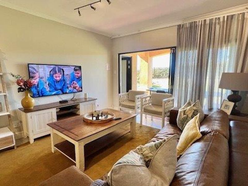 Modern Ground Floor Apartment – Semi-Furnished & Steps from the Beach - Photo 8