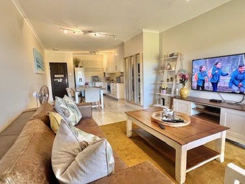 Modern Ground Floor Apartment – Semi-Furnished & Steps from the Beach - Photo 6