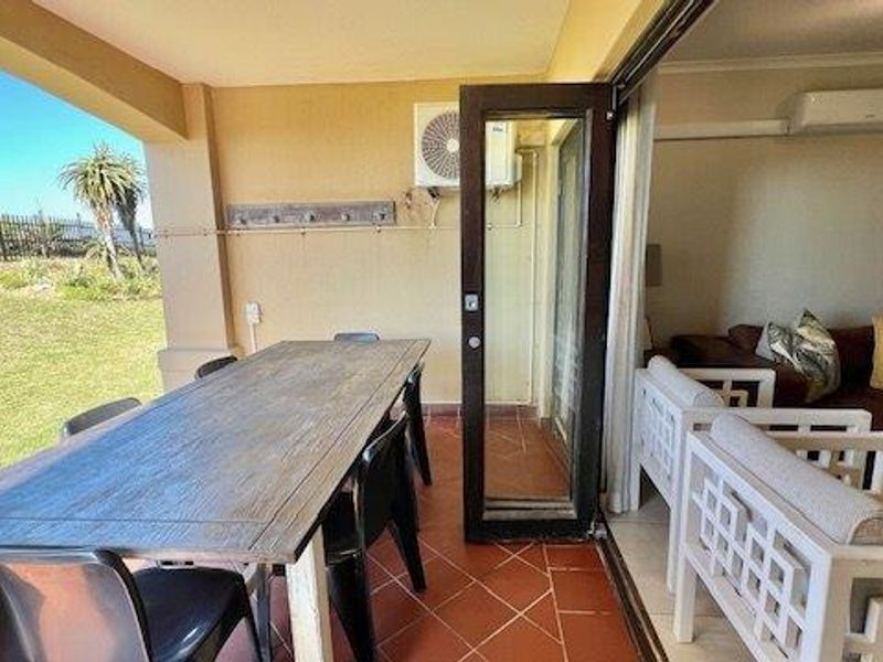 Modern Ground Floor Apartment – Semi-Furnished & Steps from the Beach - Photo 4