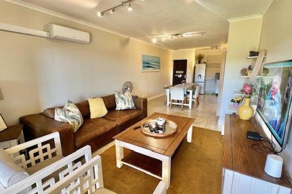 Modern Ground Floor Apartment – Semi-Furnished & Steps from the Beach - Photo 5