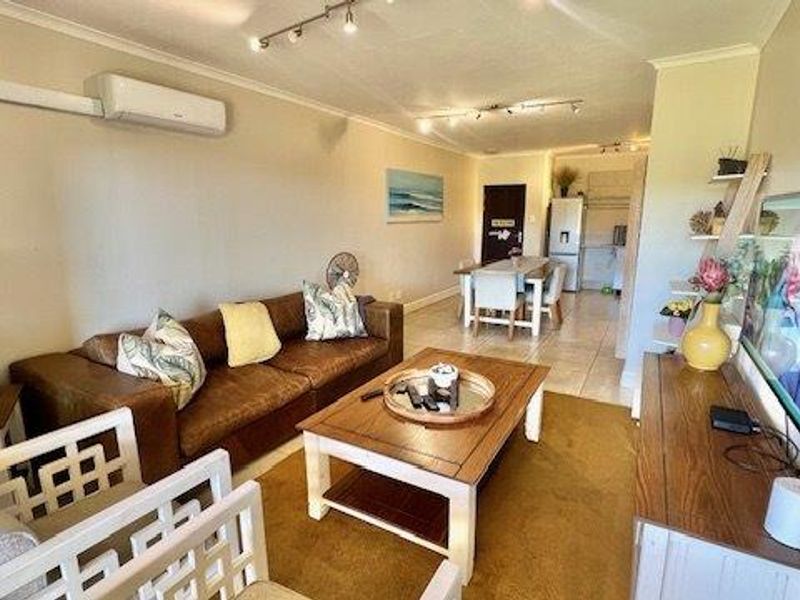 Modern Ground Floor Apartment – Semi-Furnished & Steps from the Beach - Photo 5