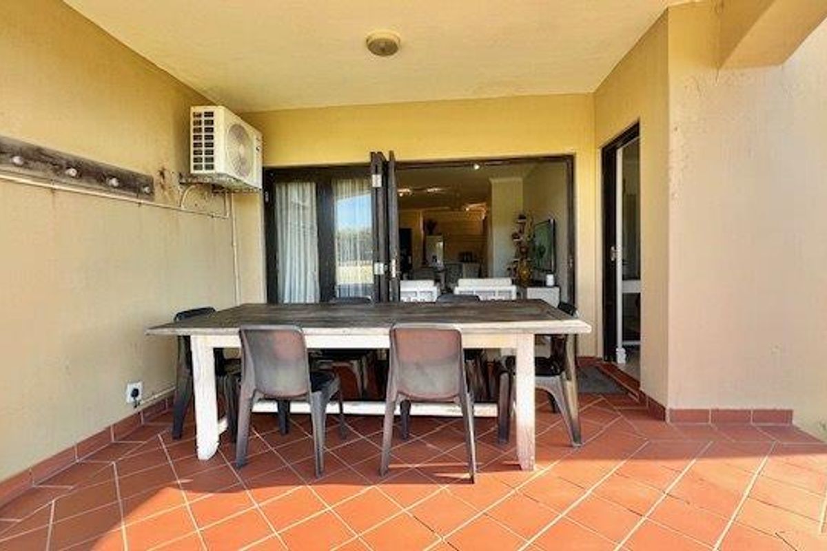 Modern Ground Floor Apartment – Semi-Furnished & Steps from the Beach - Photo 3