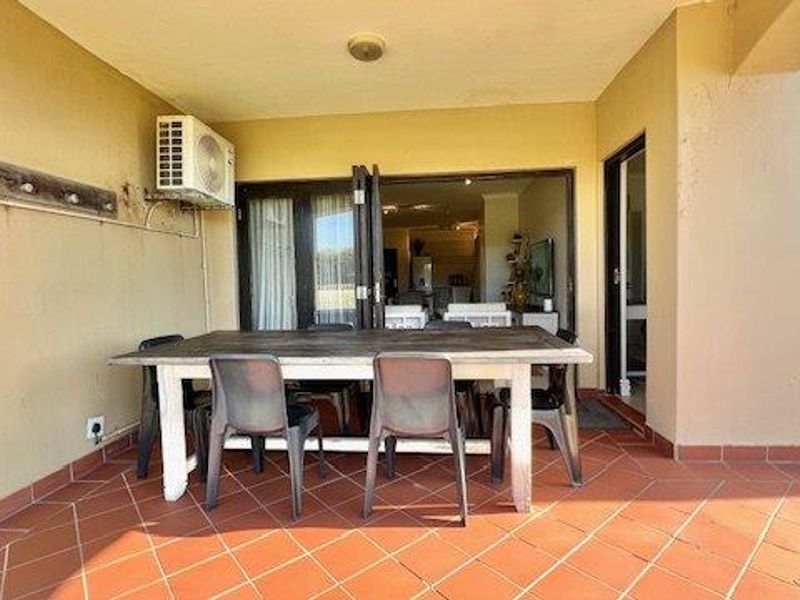 Modern Ground Floor Apartment – Semi-Furnished & Steps from the Beach - Photo 3