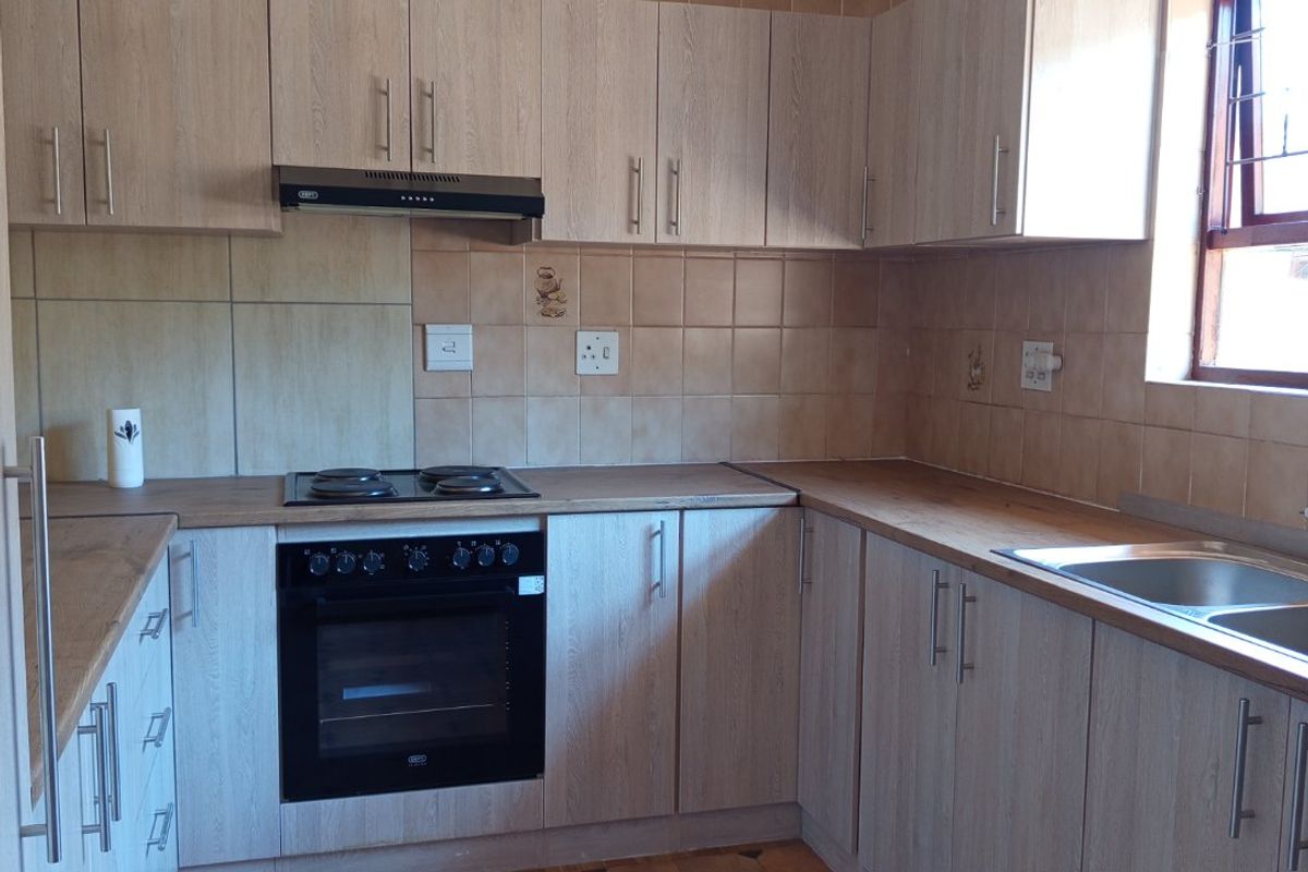 6 Bed House in Rondebosch East for Sale - Photo 4