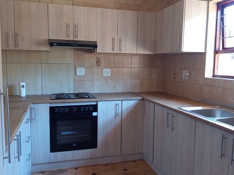 6 Bed House in Rondebosch East for Sale - Photo 4