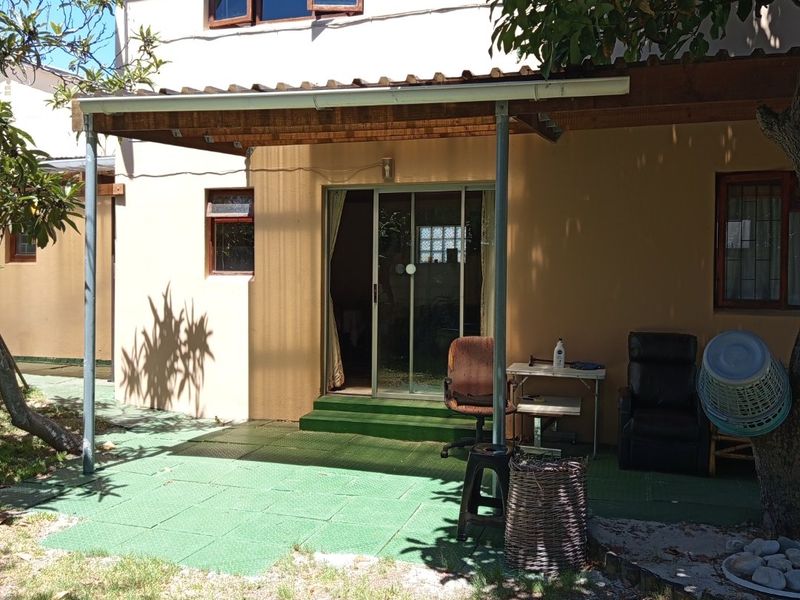 6 Bed House in Rondebosch East for Sale - Photo 2