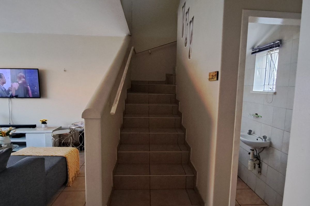 This charming home offers comfortable living in a highly convenient location - Photo 4