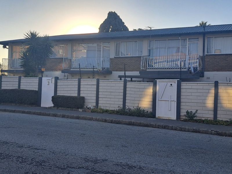 This charming home offers comfortable living in a highly convenient location - Photo 1