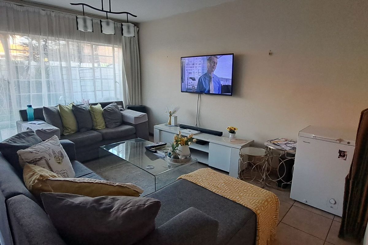 This charming home offers comfortable living in a highly convenient location - Photo 2