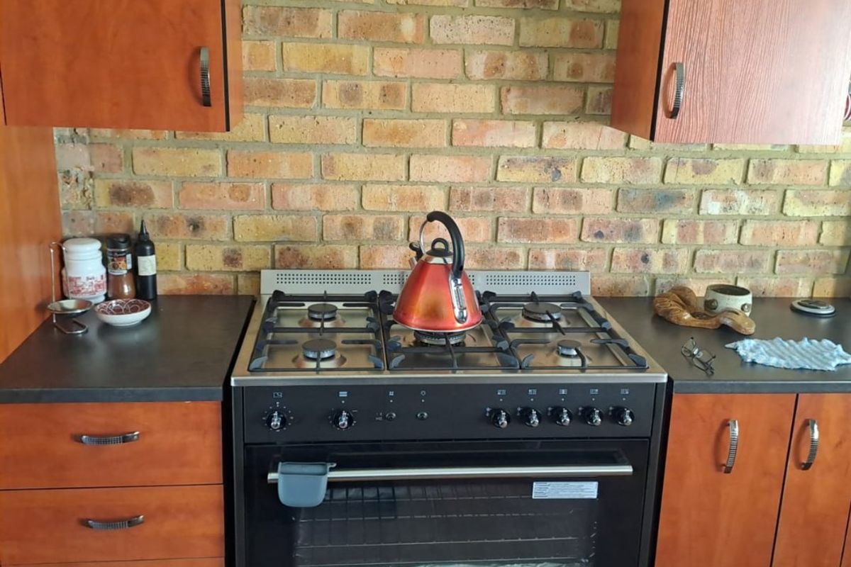 Neat 3-Bedroom Home with Dam Views, Jetty Access & Solar Power - Photo 5