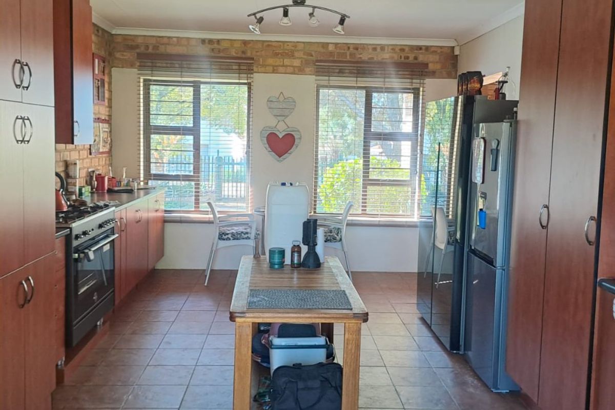 Neat 3-Bedroom Home with Dam Views, Jetty Access & Solar Power - Photo 4