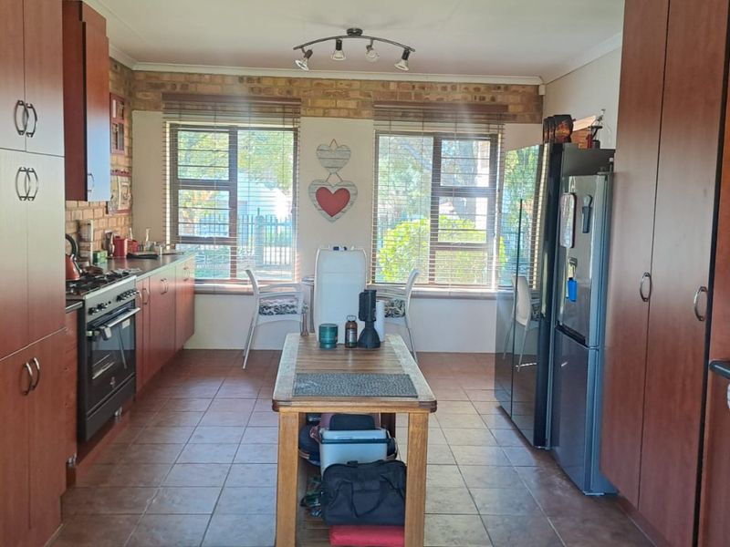 Neat 3-Bedroom Home with Dam Views, Jetty Access & Solar Power - Photo 4