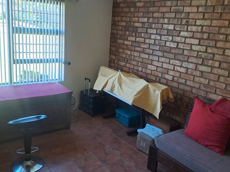 Neat 3-Bedroom Home with Dam Views, Jetty Access & Solar Power - Photo 10