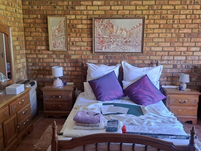 Neat 3-Bedroom Home with Dam Views, Jetty Access & Solar Power - Photo 9