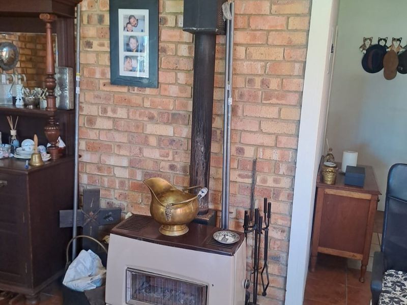 Neat 3-Bedroom Home with Dam Views, Jetty Access & Solar Power - Photo 8