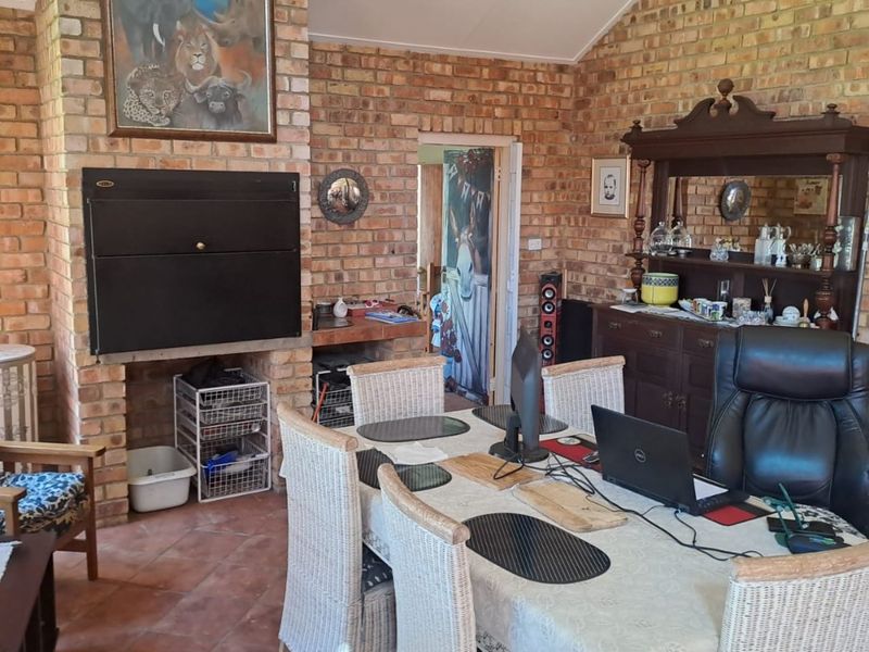 Neat 3-Bedroom Home with Dam Views, Jetty Access & Solar Power - Photo 7