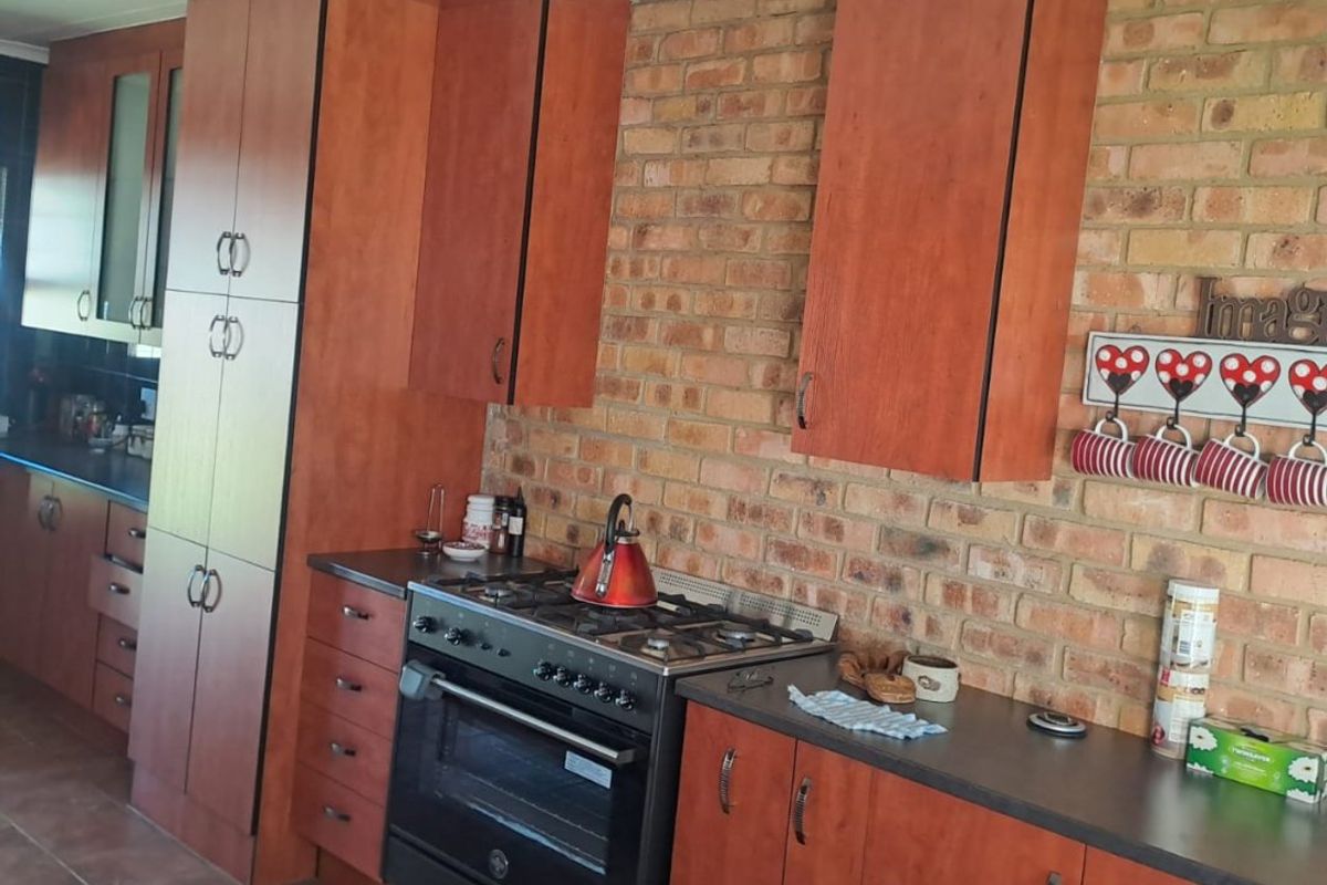 Neat 3-Bedroom Home with Dam Views, Jetty Access & Solar Power - Photo 3