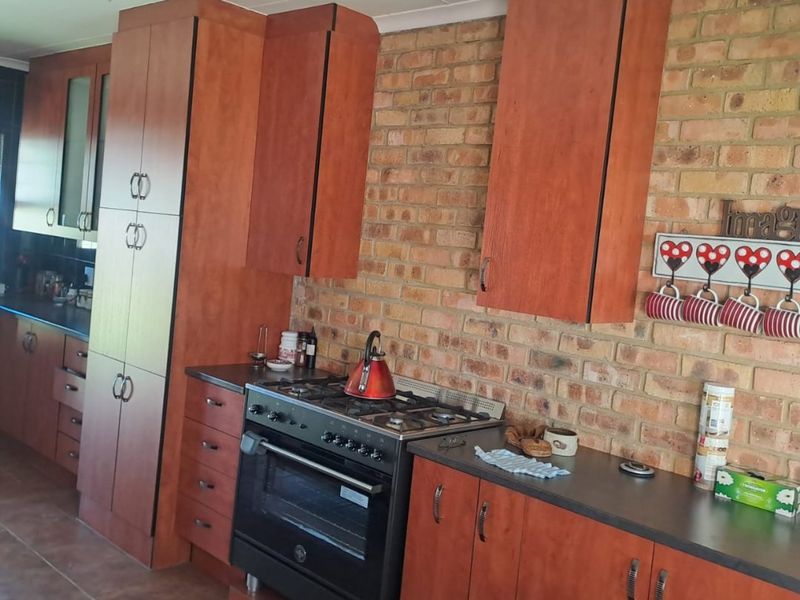 Neat 3-Bedroom Home with Dam Views, Jetty Access & Solar Power - Photo 3