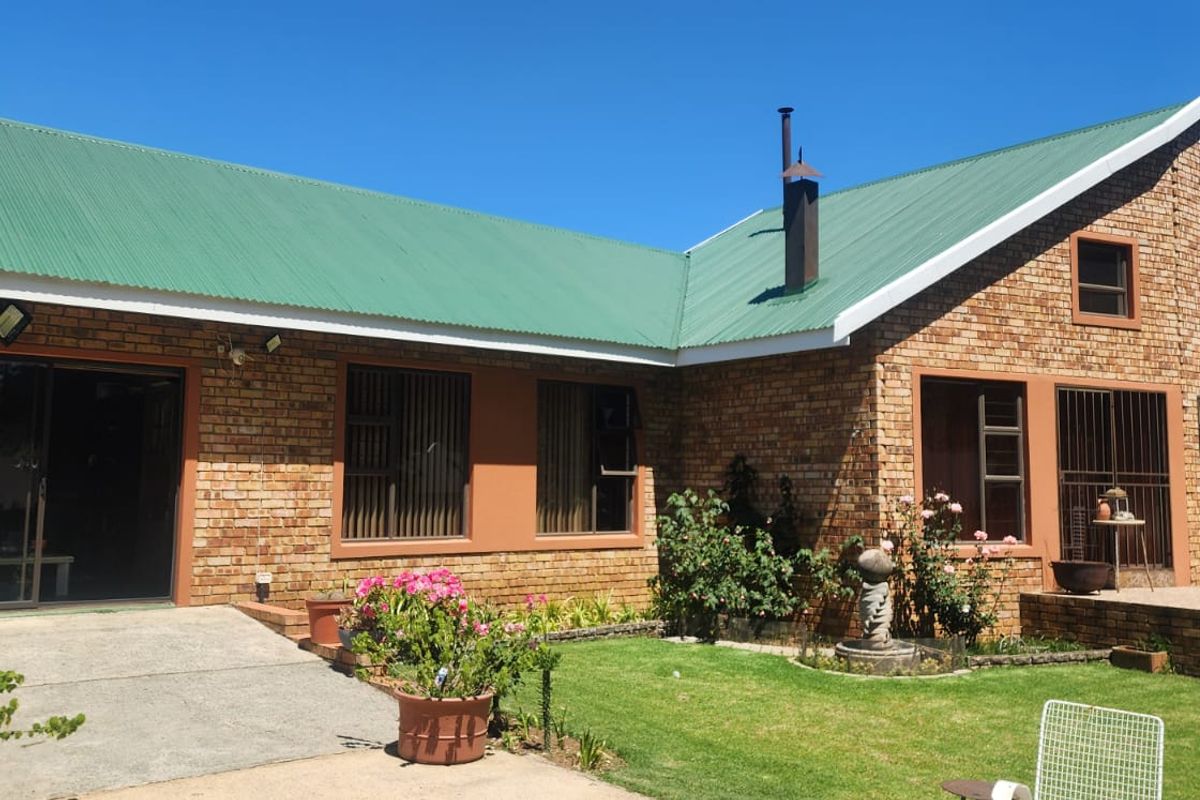 Neat 3-Bedroom Home with Dam Views, Jetty Access & Solar Power - Photo 2