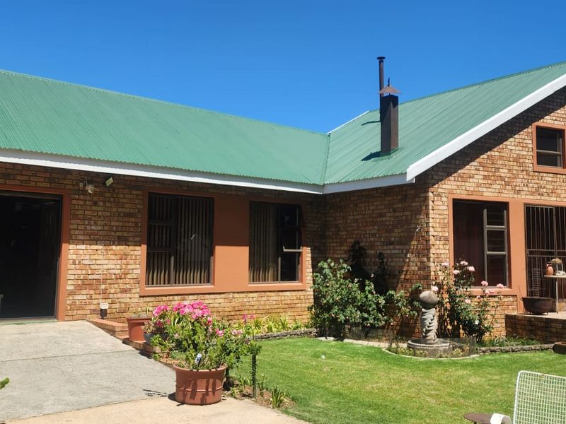 Neat 3-Bedroom Home with Dam Views, Jetty Access & Solar Power - Photo 2