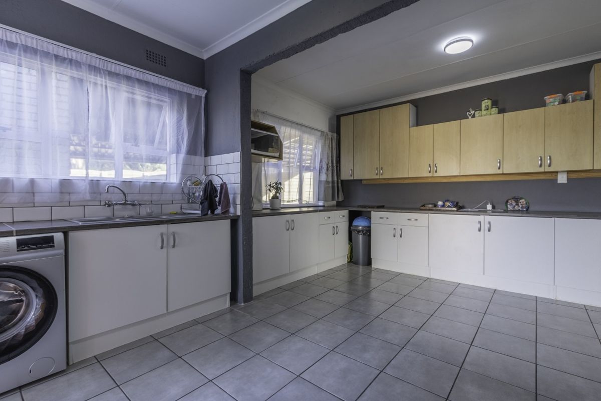 Stunning Off Grid Family Home in Bonaero Park! - Photo 3