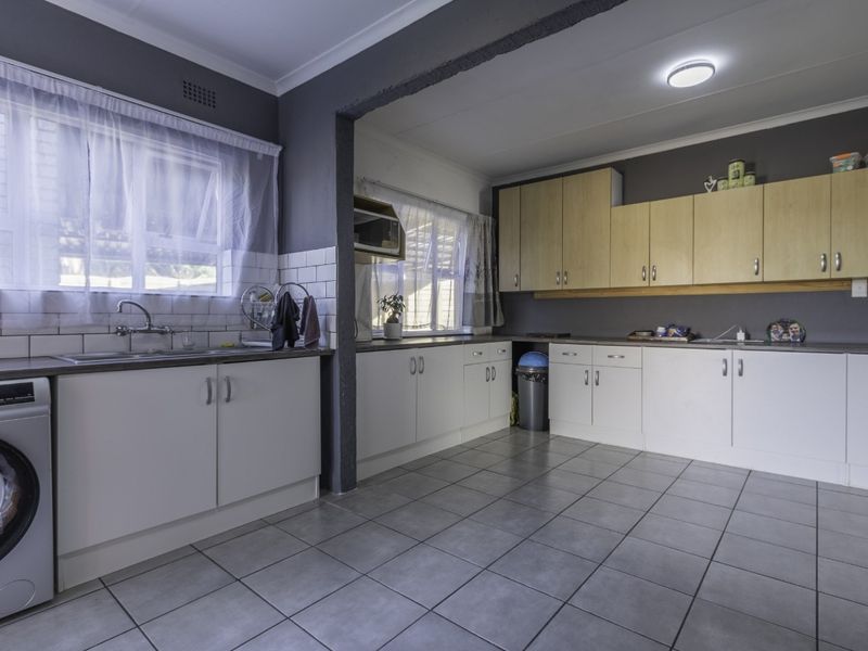 Stunning Off Grid Family Home in Bonaero Park! - Photo 3