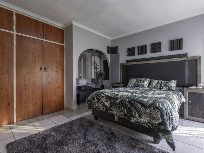 Stunning Off Grid Family Home in Bonaero Park! - Photo 10