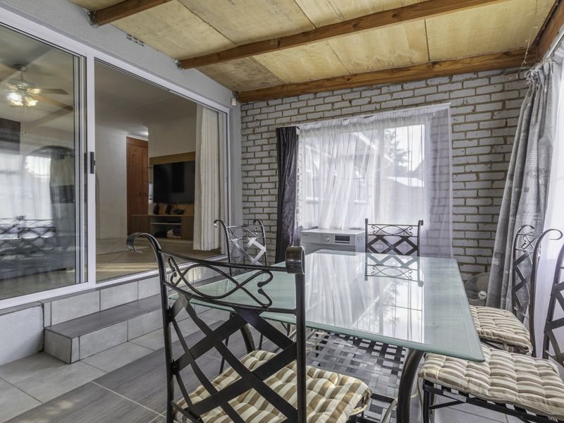 Stunning Off Grid Family Home in Bonaero Park! - Photo 9