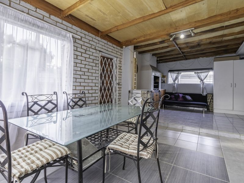 Stunning Off Grid Family Home in Bonaero Park! - Photo 8