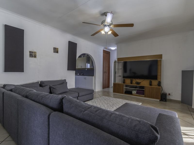 Stunning Off Grid Family Home in Bonaero Park! - Photo 7