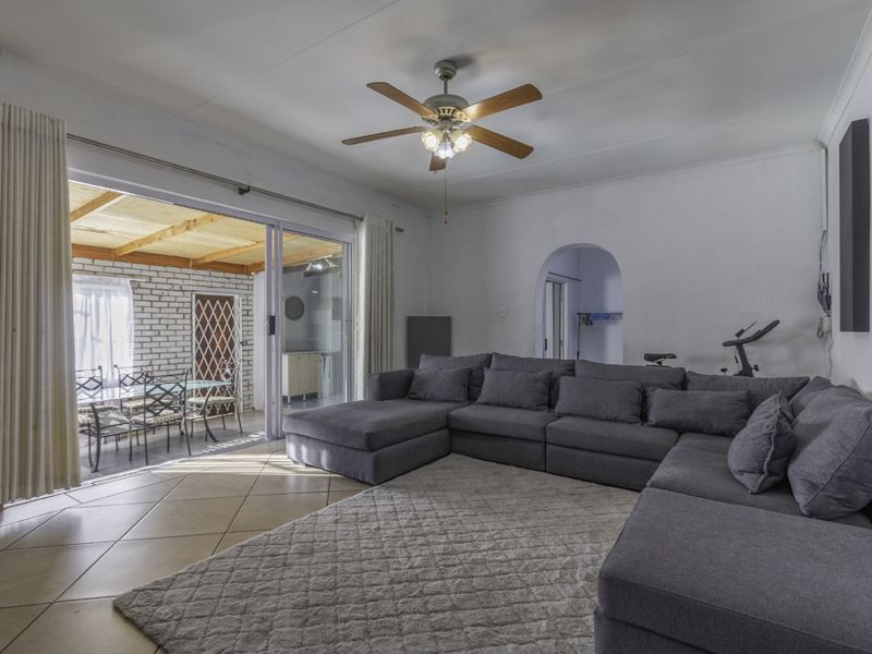 Stunning Off Grid Family Home in Bonaero Park! - Photo 6