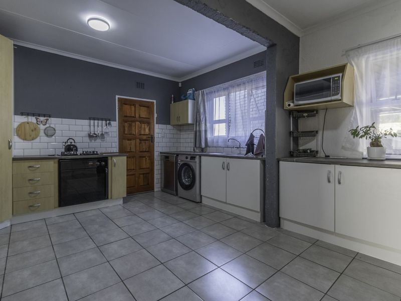 Stunning Off Grid Family Home in Bonaero Park! - Photo 5