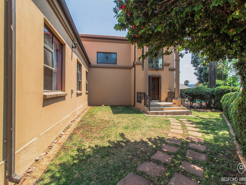 Stunning 5-Bedroom 4 bathroom Family Home for Sale - Photo 1