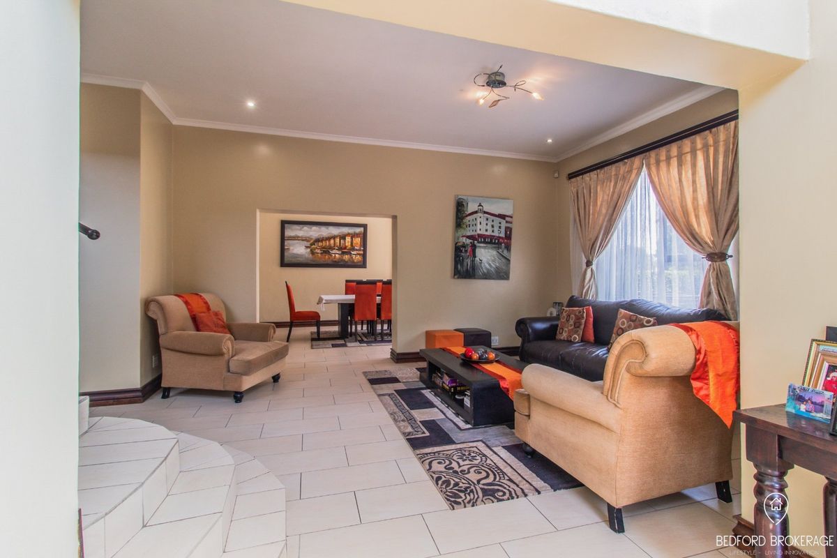 Stunning 5-Bedroom 4 bathroom Family Home for Sale - Photo 2