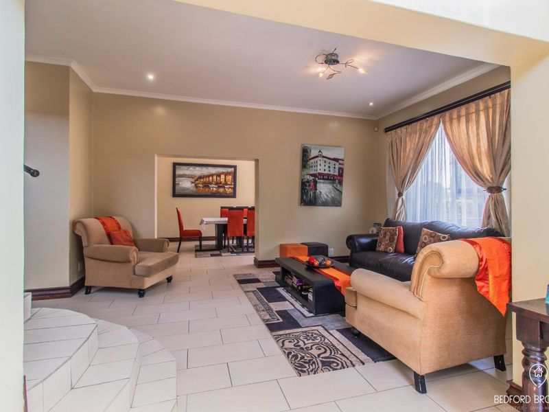 Stunning 5-Bedroom 4 bathroom Family Home for Sale - Photo 2