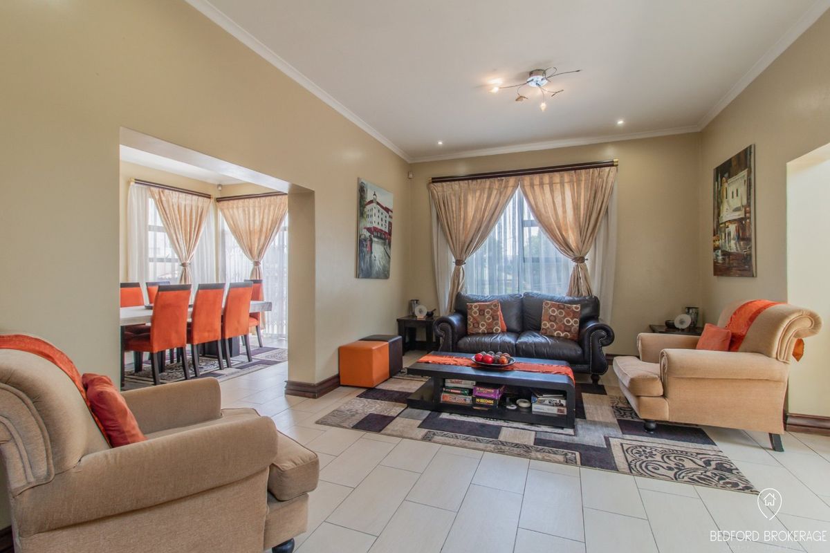 Stunning 5-Bedroom 4 bathroom Family Home for Sale - Photo 3