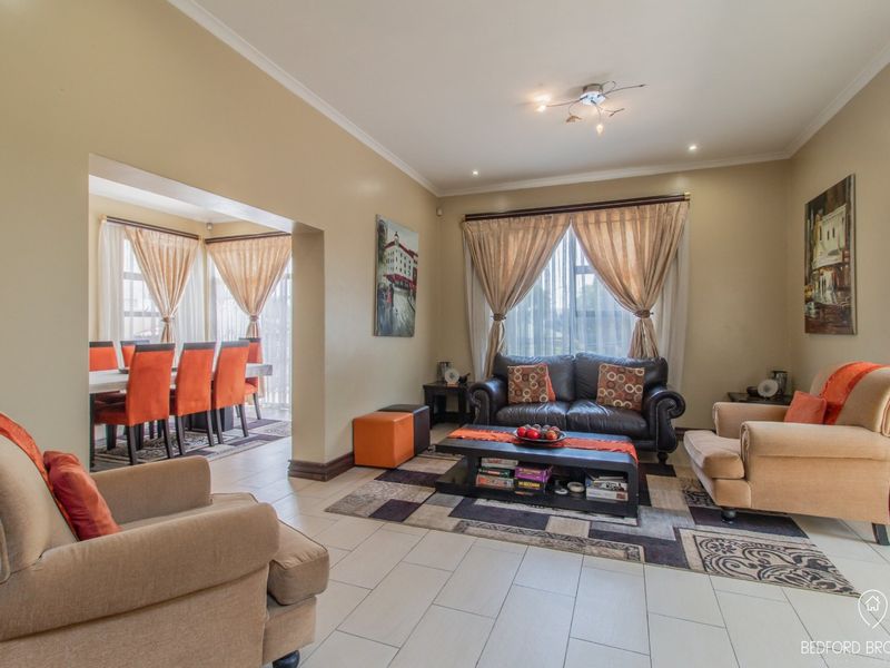 Stunning 5-Bedroom 4 bathroom Family Home for Sale - Photo 3