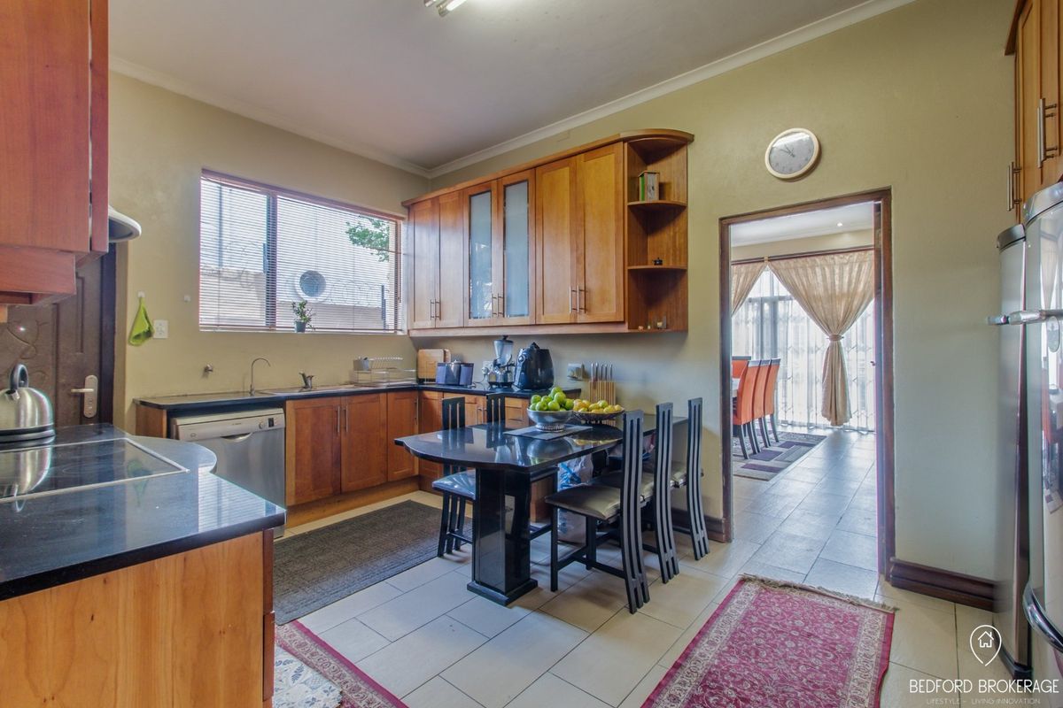 Stunning 5-Bedroom 4 bathroom Family Home for Sale - Photo 3