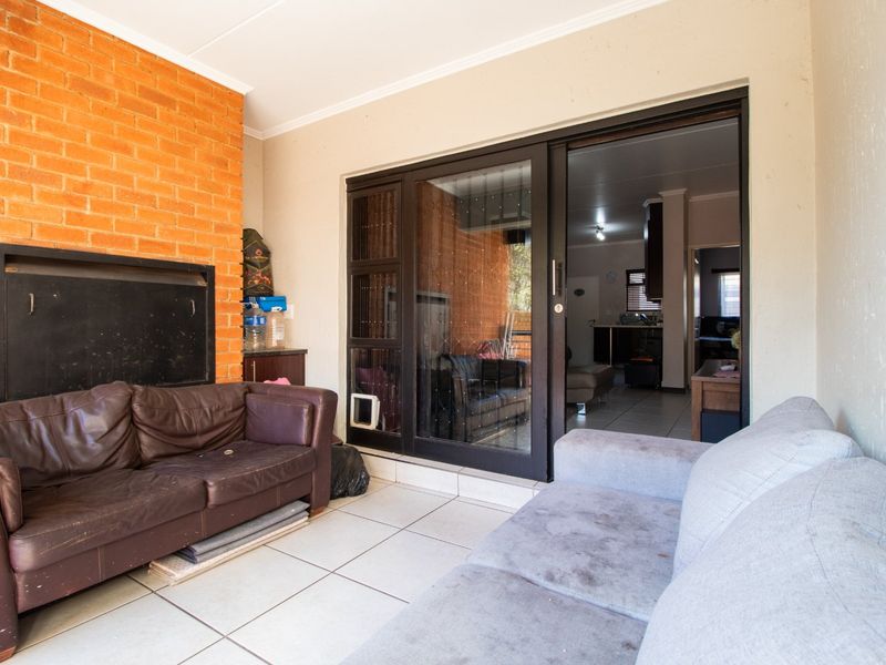 Two Bedroom Townhouse For Sale in Greenston Hill - Photo 9