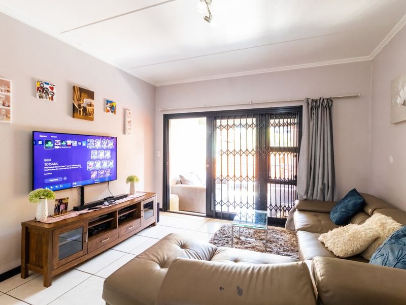 Two Bedroom Townhouse For Sale in Greenston Hill - Photo 8