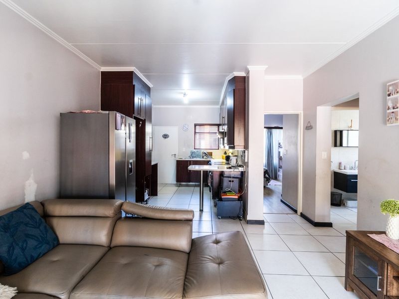 Two Bedroom Townhouse For Sale in Greenston Hill - Photo 7