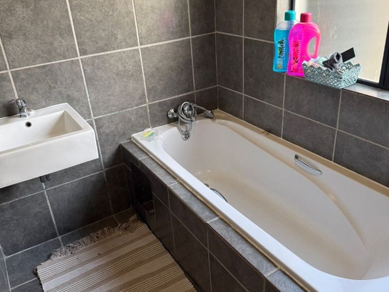 3 Bedroom House for Sale in Noordwyk - Photo 8